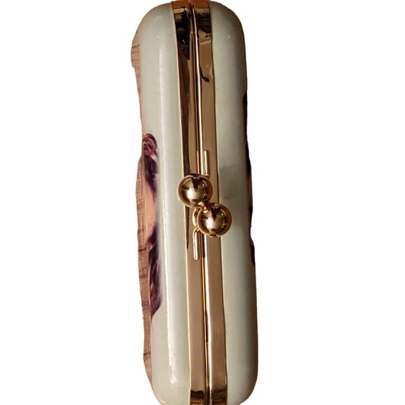 Clutch or Cross body gold chain strap kiss closure novelty and whimsical - Picture 8 of 8